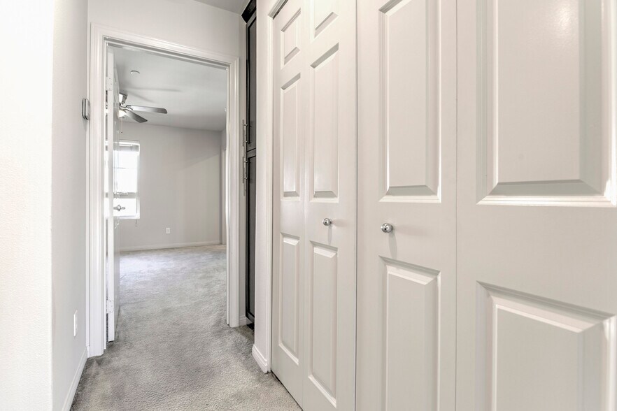 Building Photo - 14121 W Oak Ln