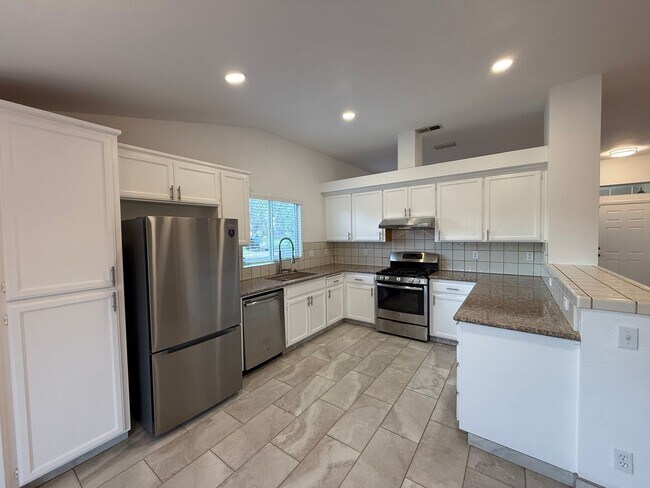 Building Photo - Single story with 3-car Garage!!