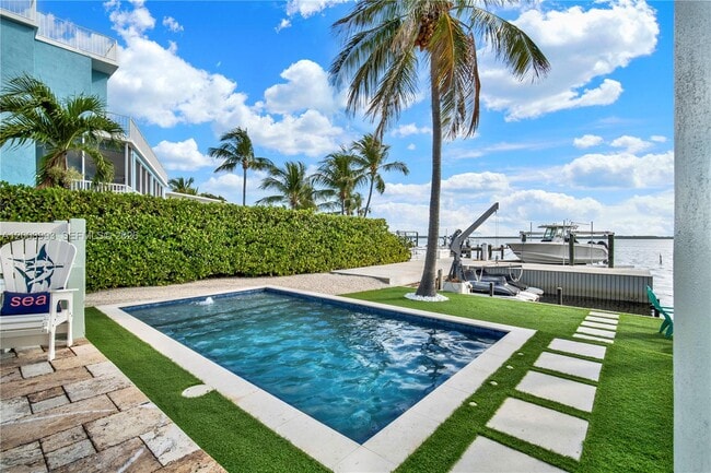 Building Photo - 69 Shoreland Dr