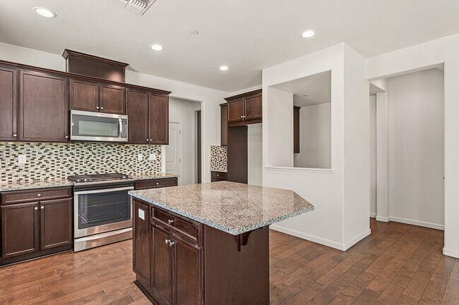 Building Photo - Gorgeous home in Roseville!