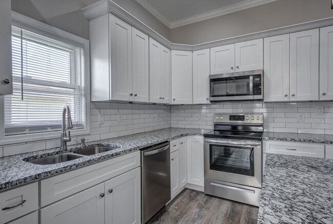 Building Photo - 21 Maple Ave