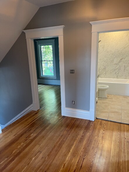 Building Photo - 1001 9th Ave