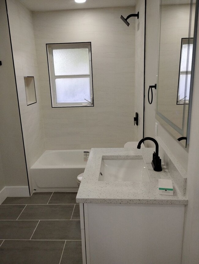 Building Photo - Upgraded 4 Bedroom in Deland - Available Now!