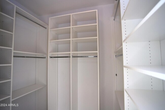 Building Photo - 2840 S Miller Dr