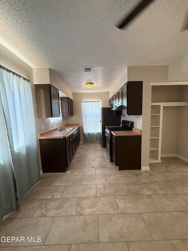 Building Photo - 955 Versailles Dr