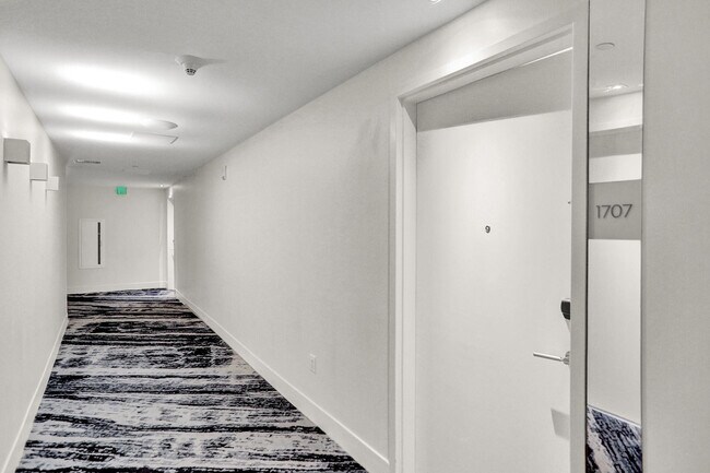 Building Photo - 3101 Bayshore Dr