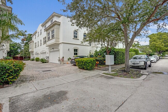 Building Photo - 835 NE 16th Terrace