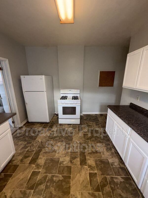 Building Photo - 27 Edison St