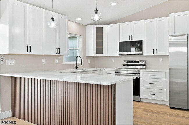 Building Photo - 903 SE 20th Ct