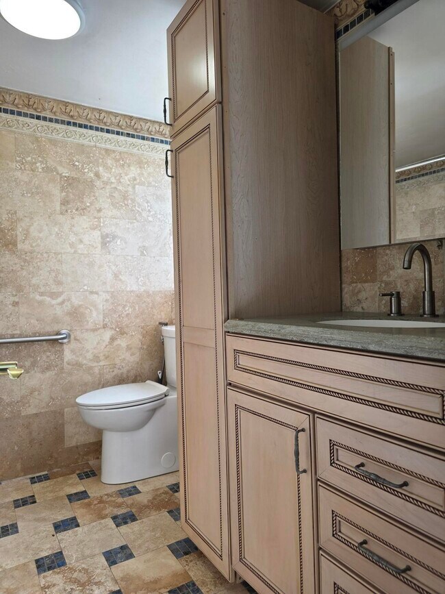 Building Photo - 201 S Lakeside Dr