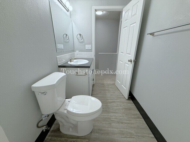 Building Photo - Newly Renovated 2-bedroom Apartment