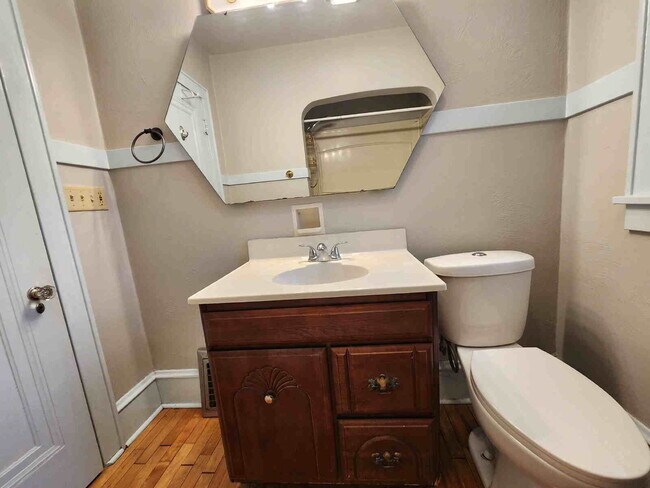 Building Photo - Character Home in NICE Neighborhood