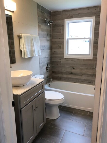 Building Photo - 1561 W 40th St