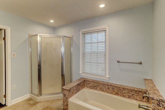 Building Photo - Renovated Brick Ranch!