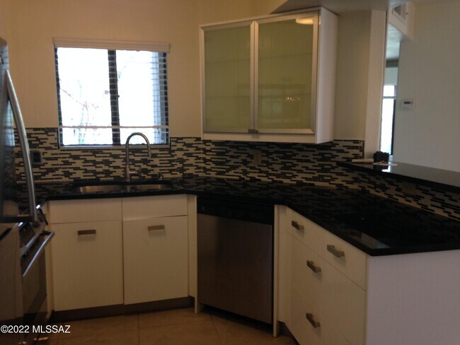 Building Photo - 5751 N Kolb Rd