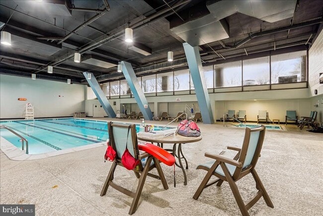 Building Photo - 3800 Powell Ln