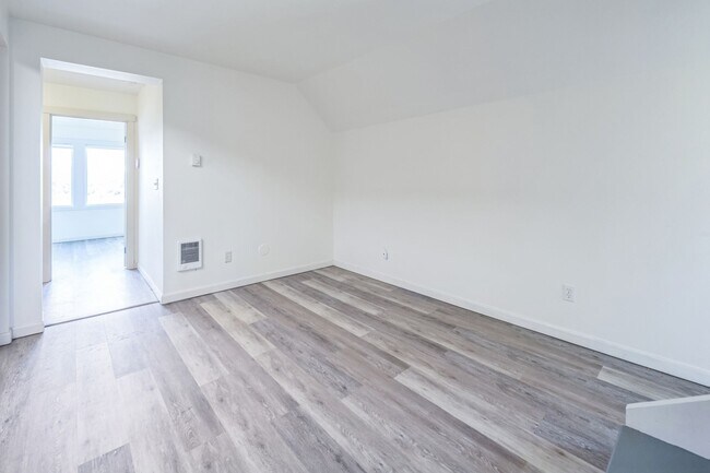 Building Photo - 1040 S Elmgrove St