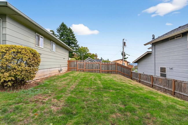 Building Photo - Charming West Linn Home with Stunning Mt. ...