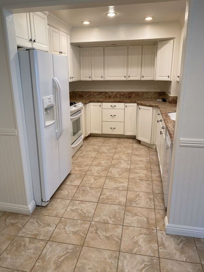 Building Photo - 2283 Martinique Ln