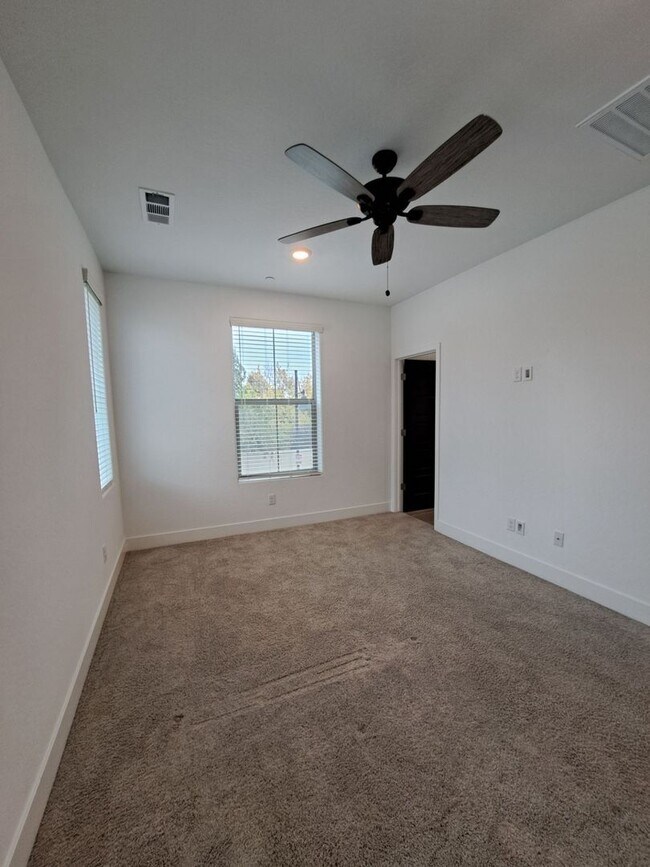 Building Photo - Experience Comfort and Style in This Venet...