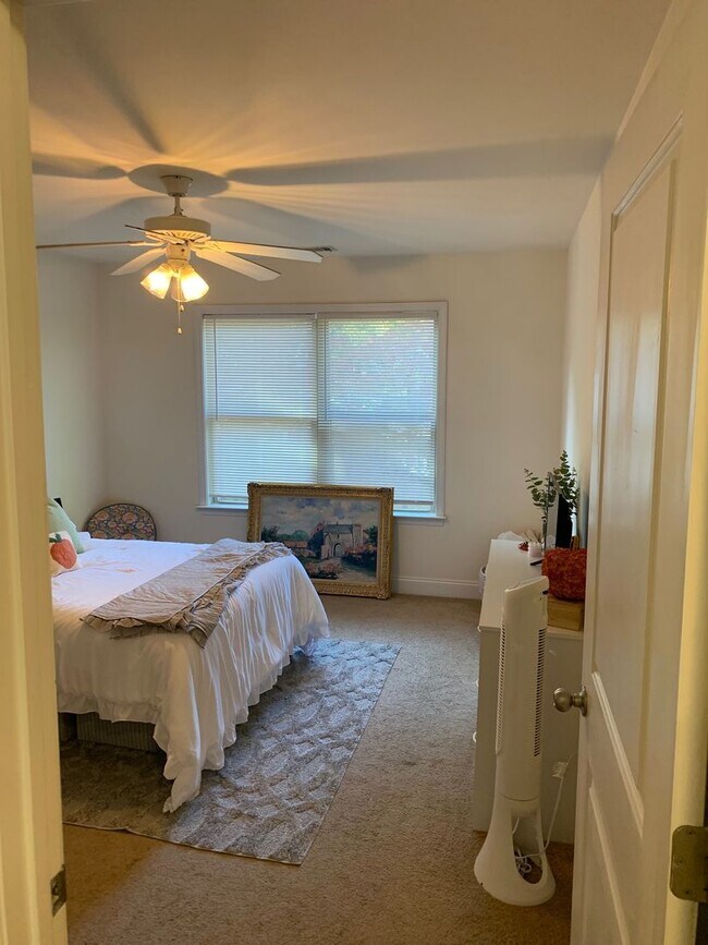 Building Photo - Four Bedroom Near Downtown Available for P...