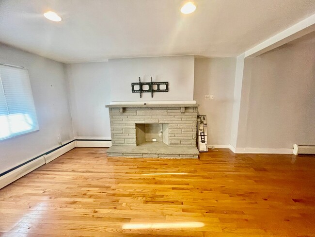 Building Photo - Beautifully Renovated 3-Bedroom 2.5 Rental...