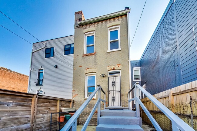 Building Photo - Spacious 3bd/2.5 bath updated townhome in ...