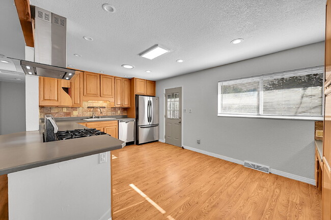 Building Photo - $2,795.00  - 4 Beds, 2 Baths, Single Famil...