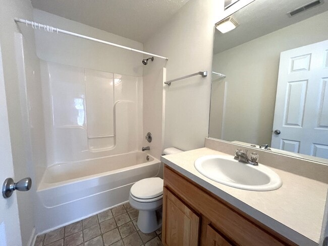 Building Photo - 2 Bedroom Townhome Near Lenox Village!