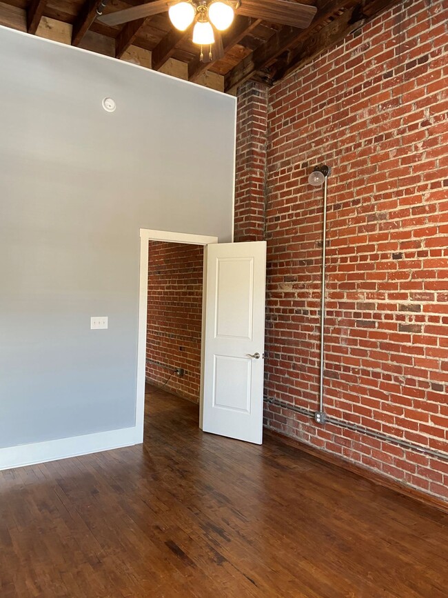 Guest bedroom - 1200 Commerce St