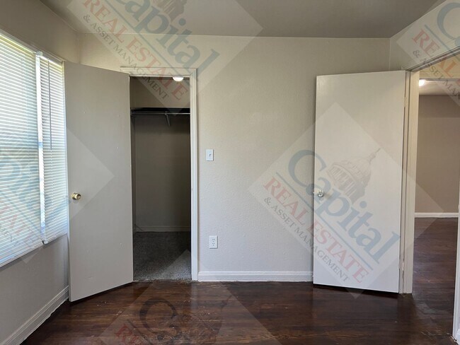 Building Photo - Spacious 3 Bedroom
