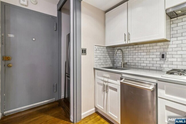 Building Photo - 3050 Edwin Ave