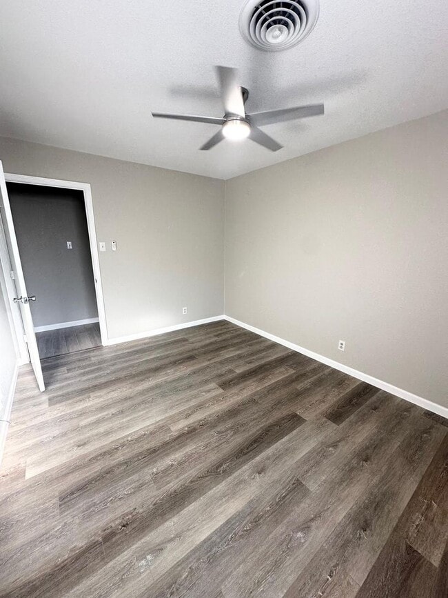 Building Photo - 3 Bedroom 2 Bathroom Available ASAP!