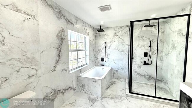Building Photo - 3822 NE 171 St