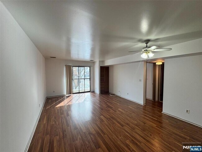 Building Photo - 19 Plauderville Ave