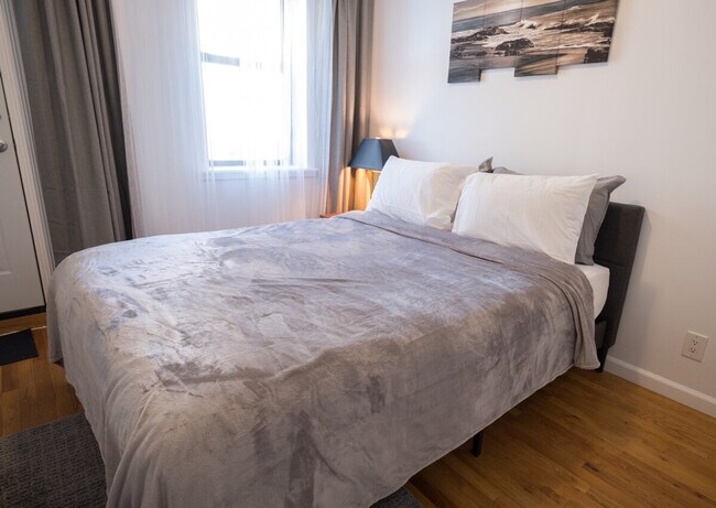 Building Photo - 301 E 104th St