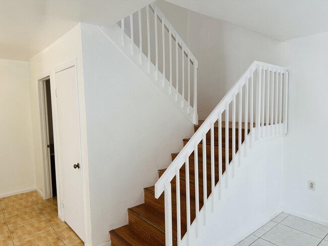 Building Photo - 736 7th Way