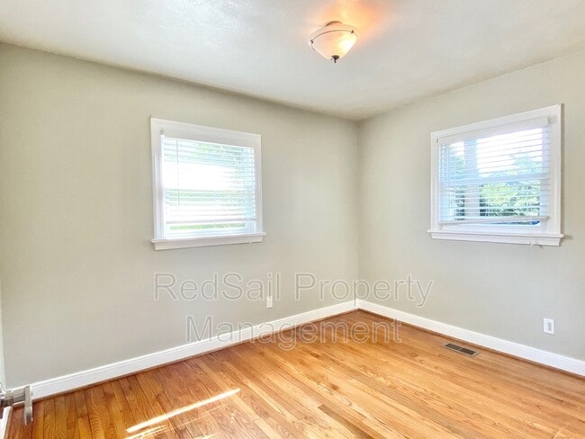 Building Photo - 1343 Sheppard Ave