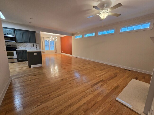 Building Photo - NEW LISTING!!!!!
