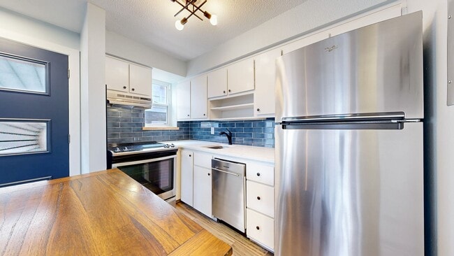 Building Photo - Adorable 2bd/1.5bth Townhome w/1 reserved parking space