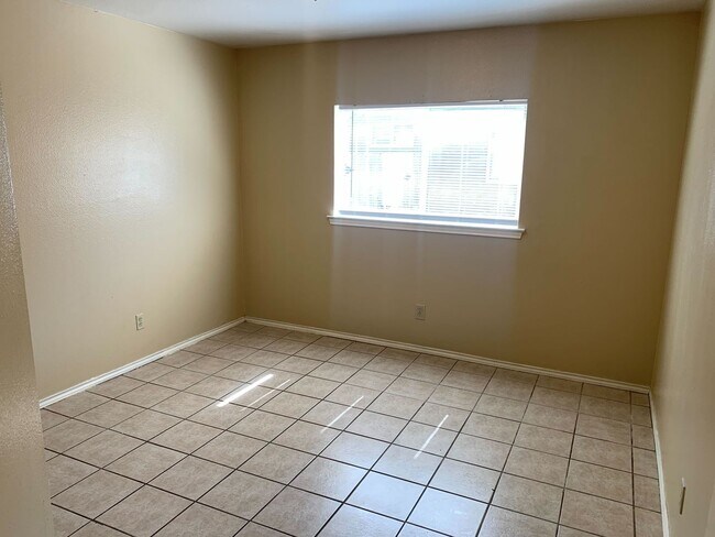 Building Photo - Charming 3-Bed, 2-Bath Home with Fenced Ya...