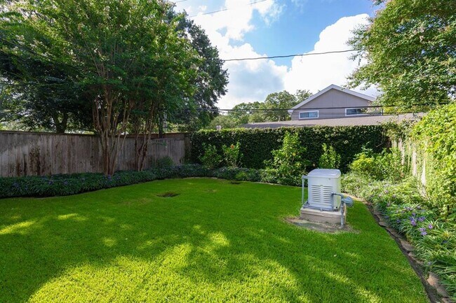 Building Photo - 5583 Beverly Hill St