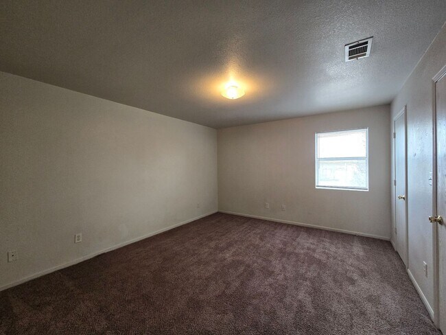 Building Photo - HUD / SECTION 8 ACCEPTED & READY FOR MOVE IN!