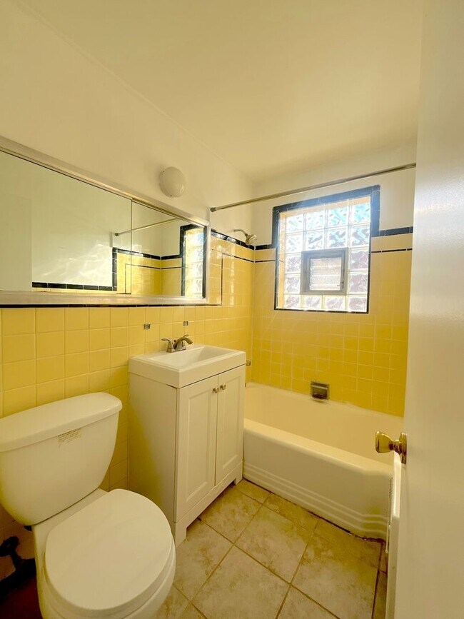 Building Photo - NORTH SIDE - Spacious 2BD/1BTH unit for rent!