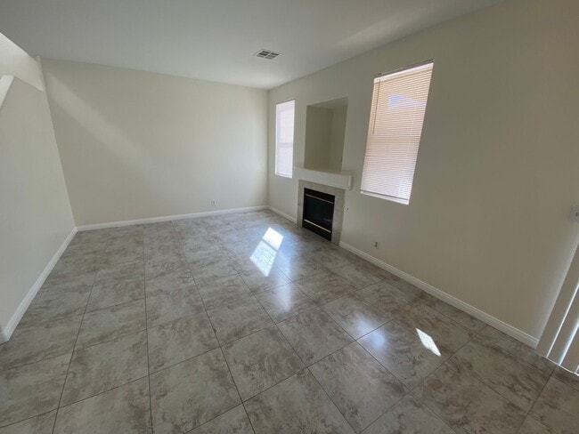 Building Photo - 2 Story, 3 bedroom, 2.5 bathroom home in Silverado Ranch