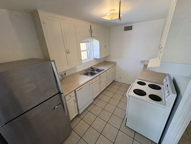 Building Photo - Central Tucson charming historic adobe home