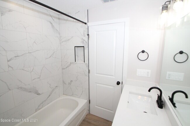 Building Photo - 580 Pine Tree Dr