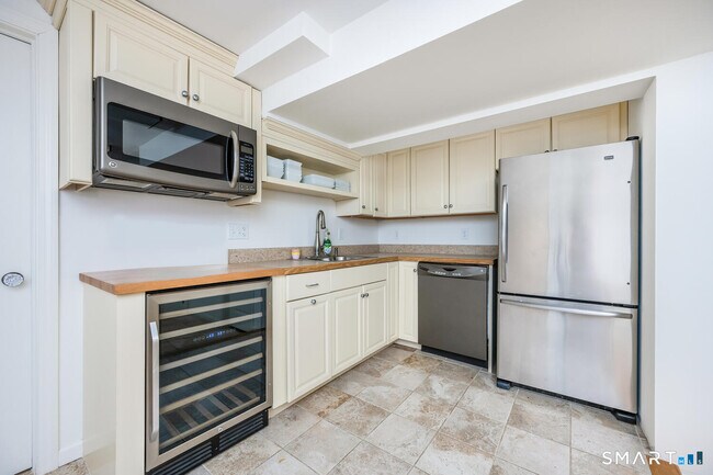 Building Photo - 20 Outlook Dr