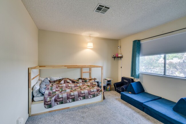 Building Photo - Cute and Cozy 2-bedroom 2-bathroom Townhom...