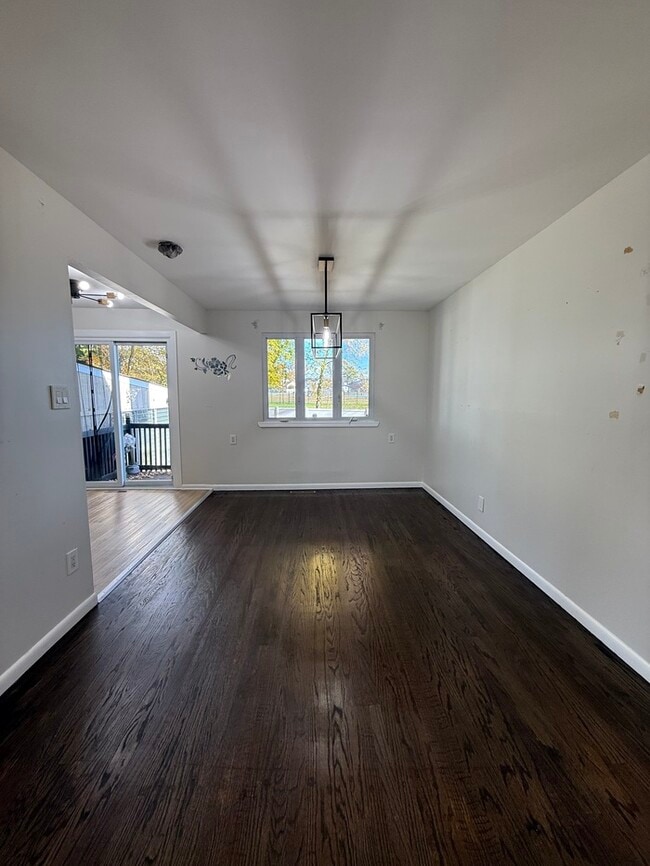 Building Photo - 205 Mardale Dr